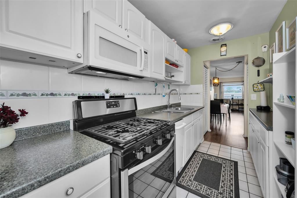 For Sale: $159,500 (1 beds, 1 baths, 735 Square Feet)