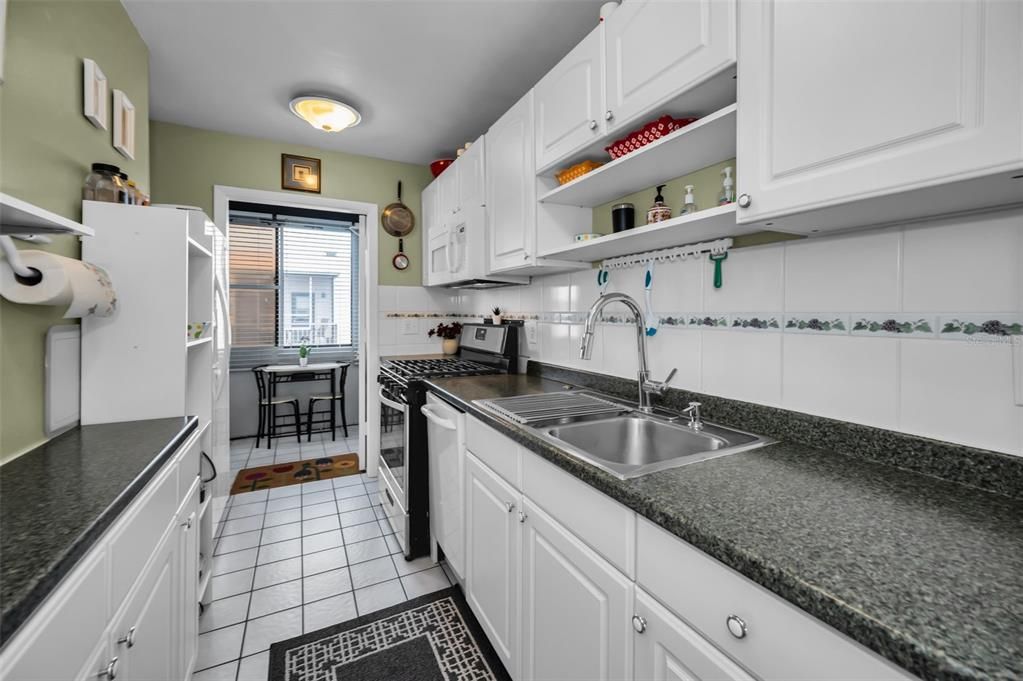 For Sale: $159,500 (1 beds, 1 baths, 735 Square Feet)