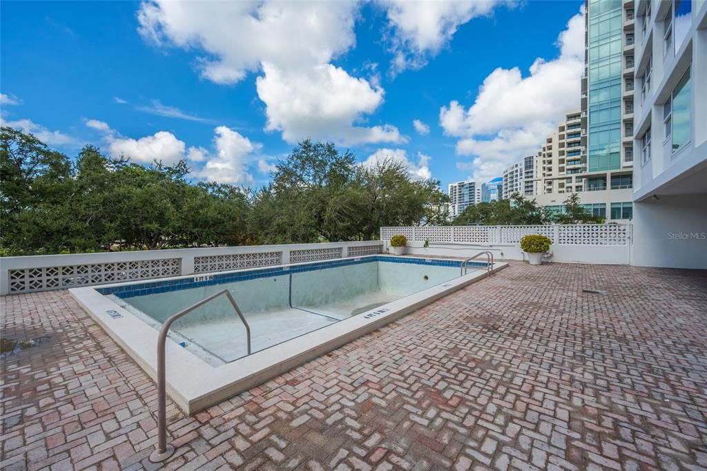 For Sale: $649,000 (1 beds, 1 baths, 820 Square Feet)