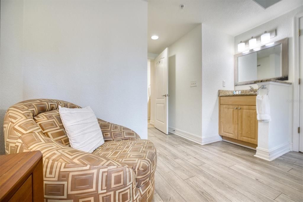 For Sale: $345,000 (1 beds, 1 baths, 790 Square Feet)