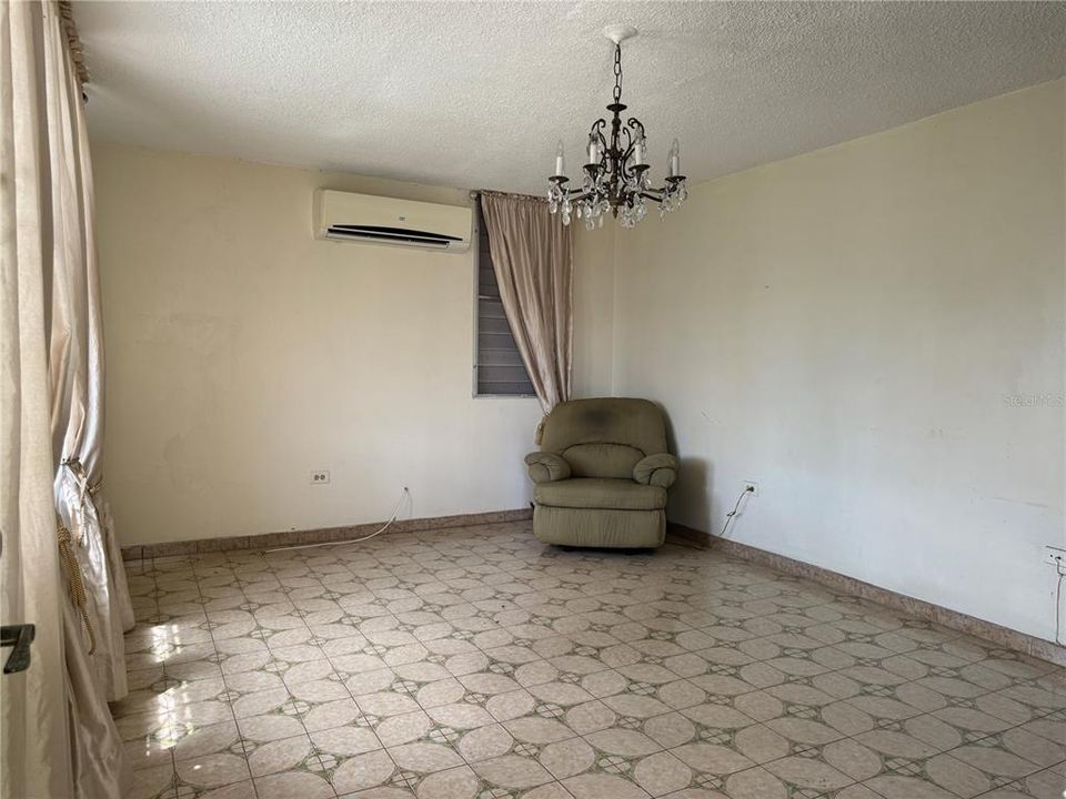 For Sale: $189,000 (4 beds, 2 baths, 1130 Square Feet)