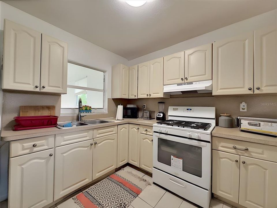 For Sale: $399,900 (3 beds, 2 baths, 1355 Square Feet)