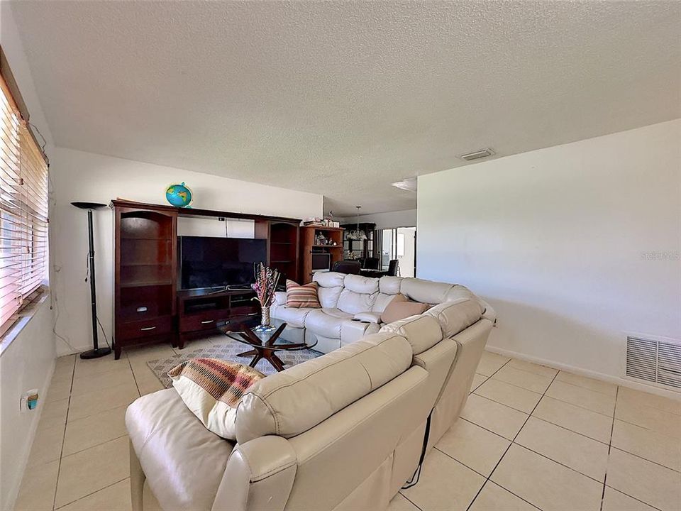 For Sale: $399,900 (3 beds, 2 baths, 1355 Square Feet)