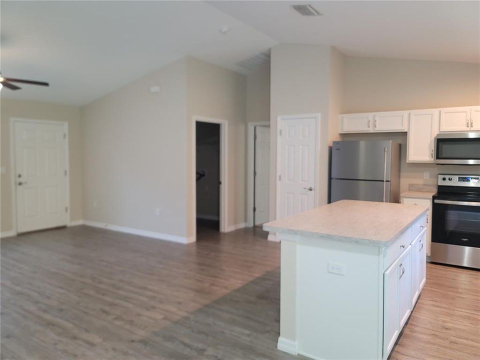 For Sale: $249,900 (3 beds, 2 baths, 1393 Square Feet)