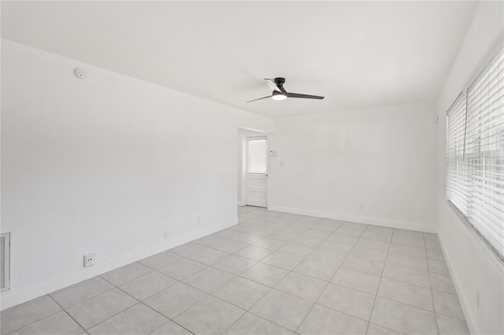 For Sale: $270,000 (3 beds, 1 baths, 925 Square Feet)