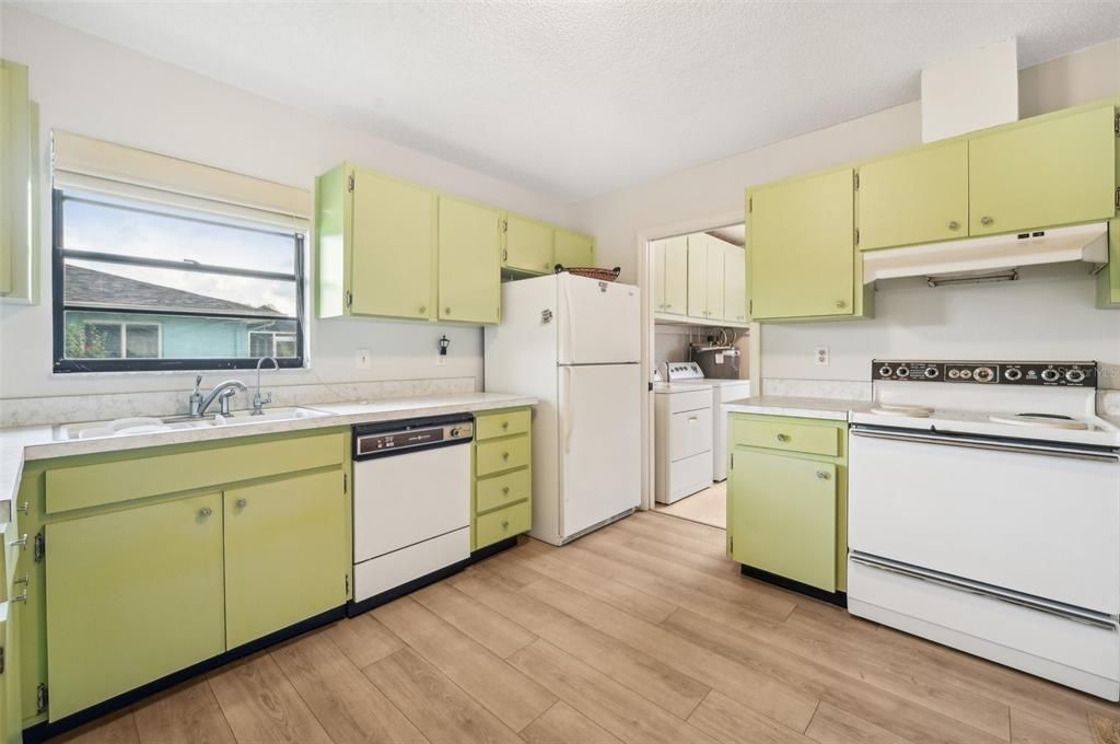 For Sale: $295,000 (2 beds, 2 baths, 1404 Square Feet)