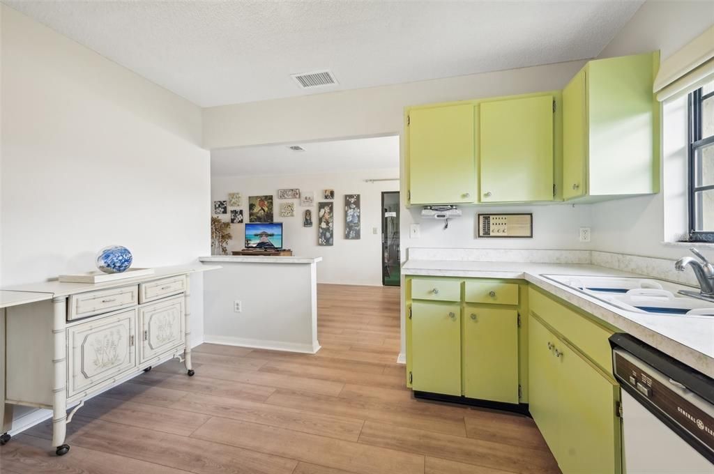 For Sale: $295,000 (2 beds, 2 baths, 1404 Square Feet)