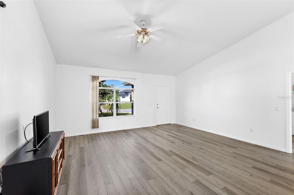 For Sale: $369,000 (3 beds, 2 baths, 1495 Square Feet)