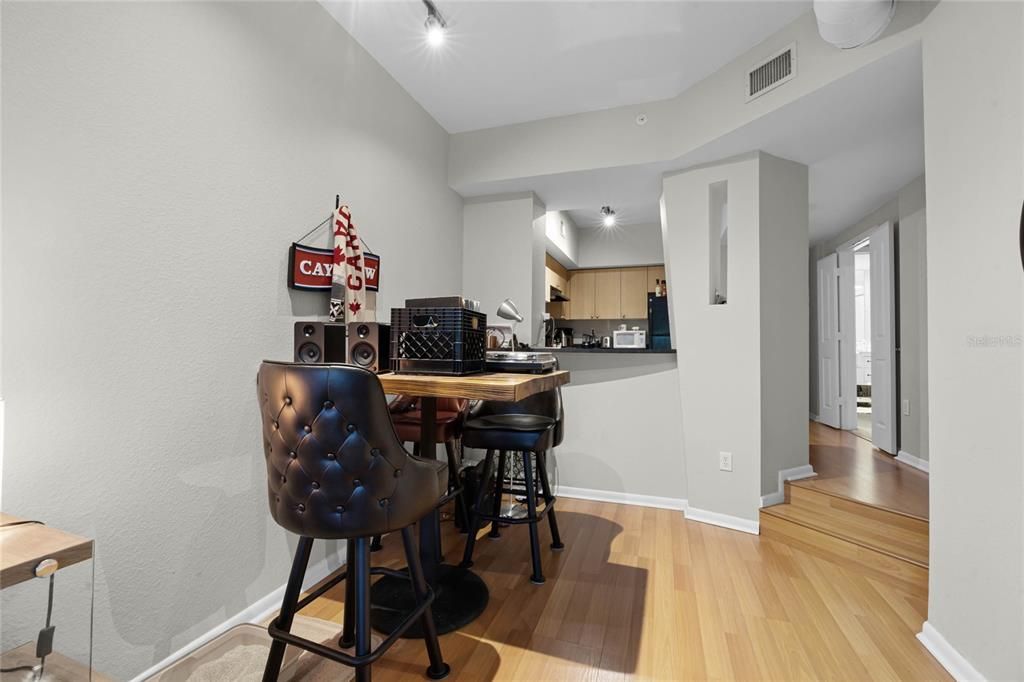 For Sale: $319,900 (1 beds, 1 baths, 789 Square Feet)