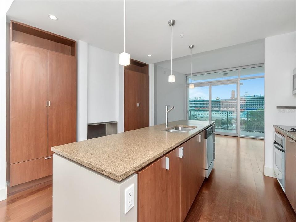 For Sale: $399,900 (1 beds, 1 baths, 934 Square Feet)