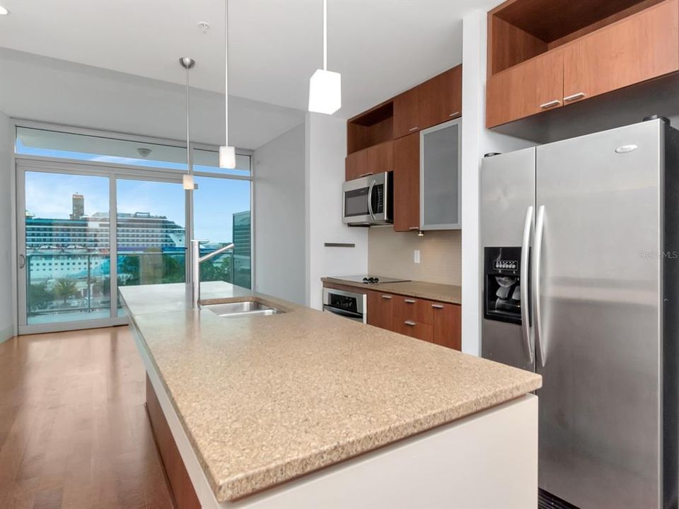 For Sale: $399,900 (1 beds, 1 baths, 934 Square Feet)