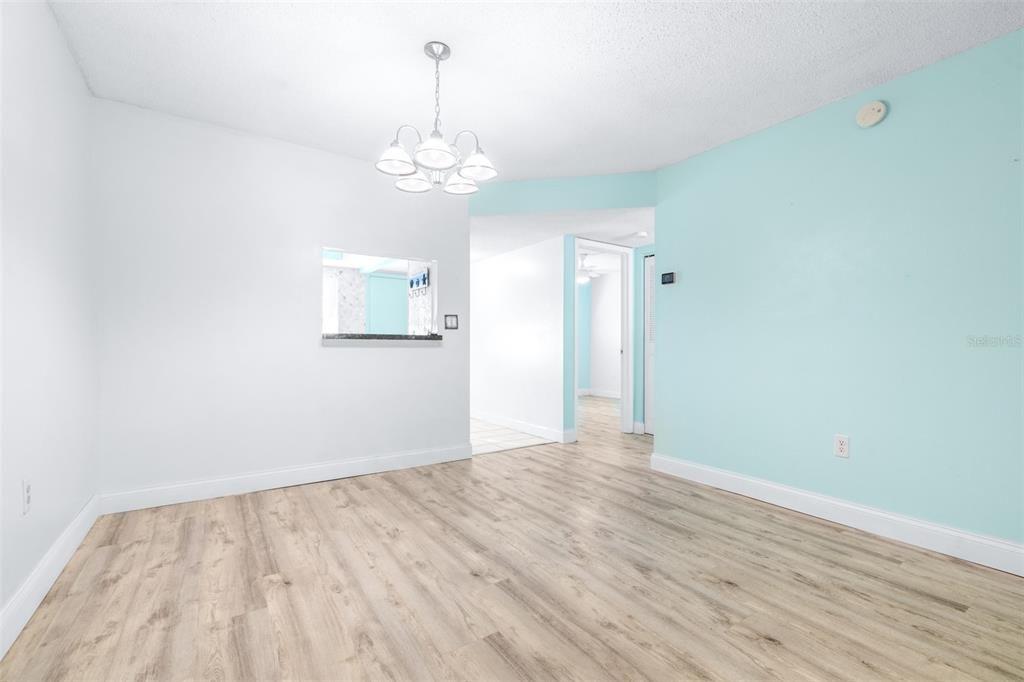 For Rent: $1,800 (2 beds, 1 baths, 937 Square Feet)