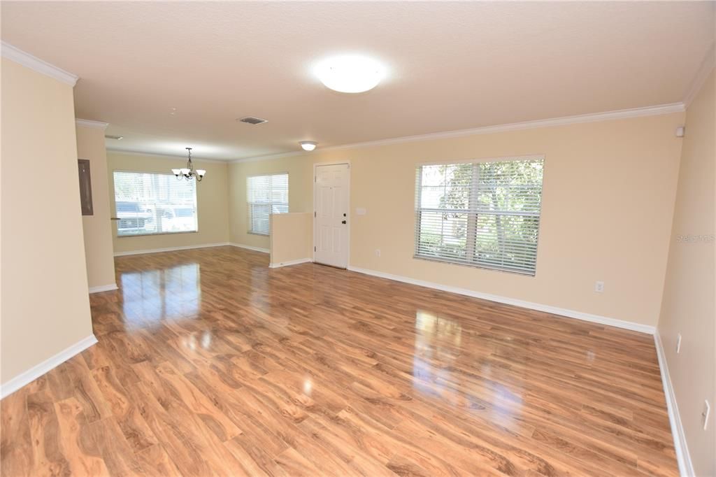 Active With Contract: $1,650 (3 beds, 2 baths, 1371 Square Feet)