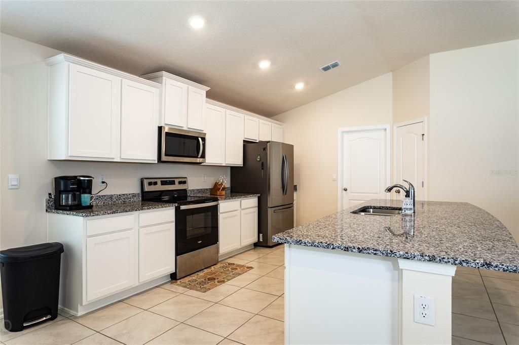 For Sale: $410,000 (3 beds, 3 baths, 2363 Square Feet)