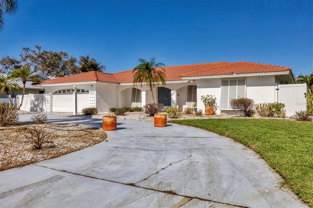 For Sale: $1,725,000 (3 beds, 2 baths, 2096 Square Feet)