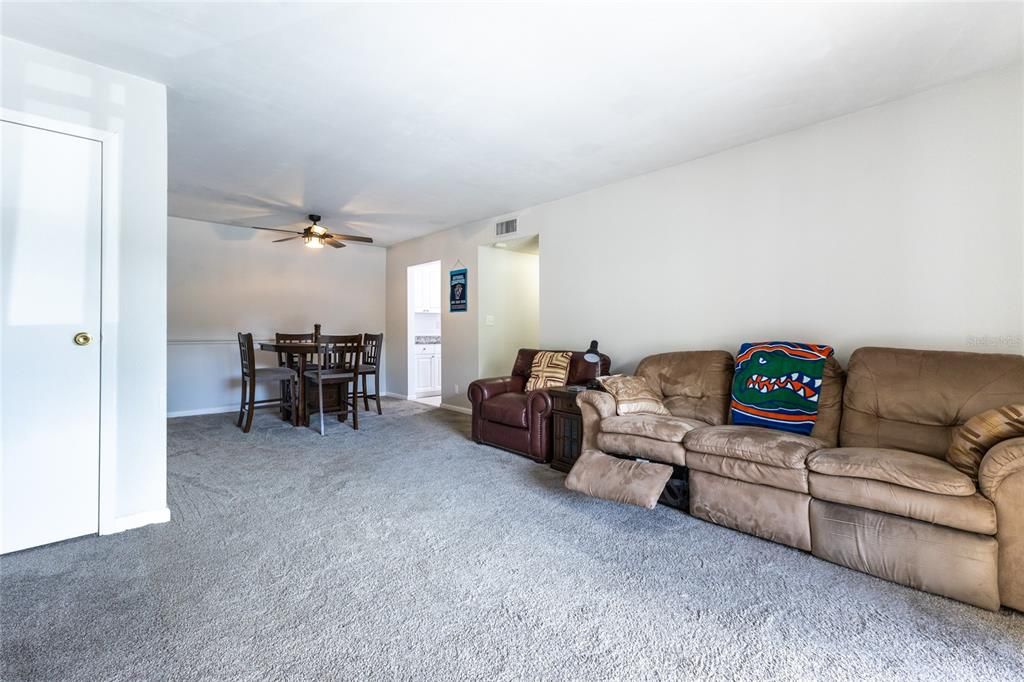 For Sale: $129,900 (2 beds, 2 baths, 1003 Square Feet)