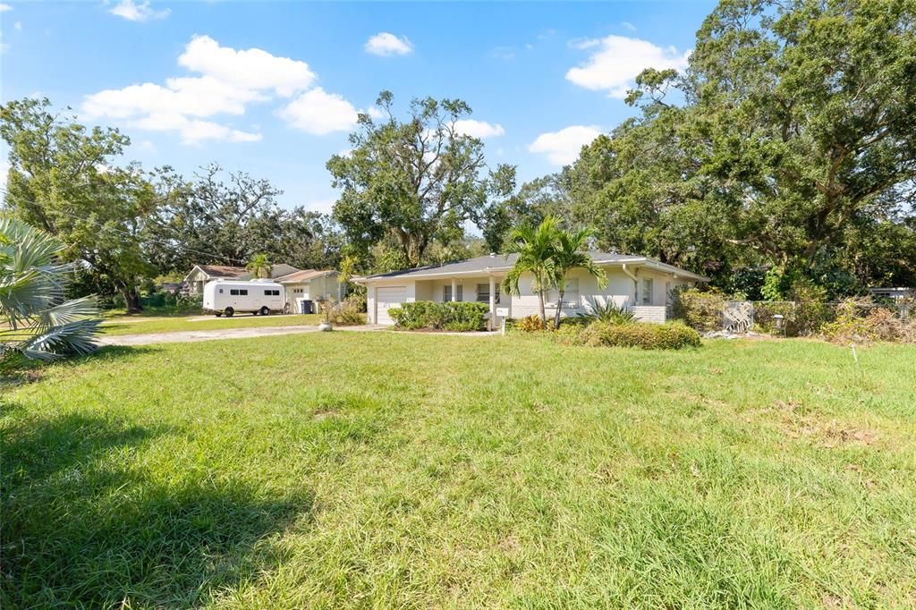 For Sale: $800,000 (3 beds, 2 baths, 2000 Square Feet)