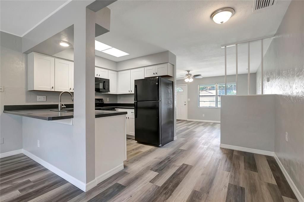 For Sale: $349,900 (2 beds, 2 baths, 1093 Square Feet)