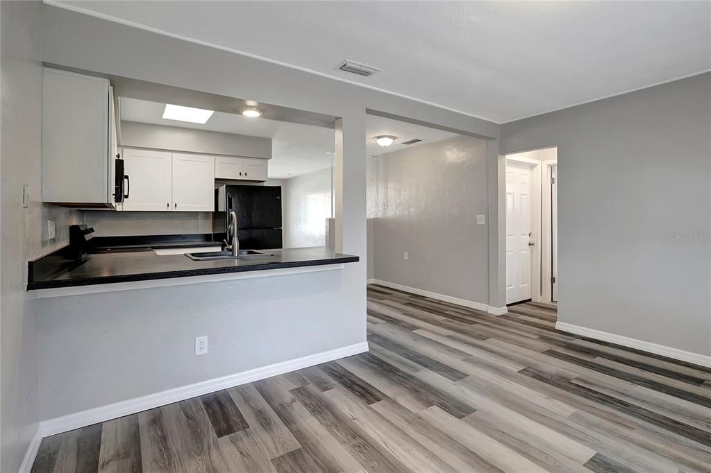 For Sale: $349,900 (2 beds, 2 baths, 1093 Square Feet)