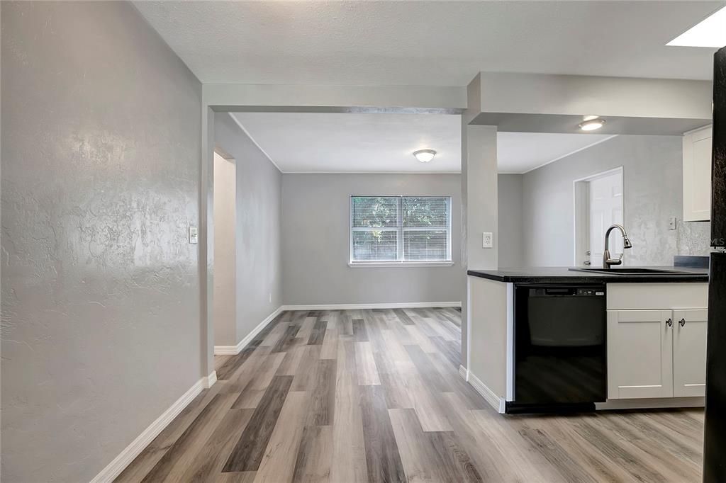 For Sale: $349,900 (2 beds, 2 baths, 1093 Square Feet)