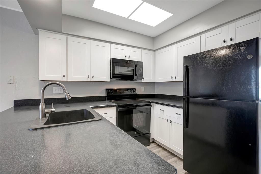 For Sale: $349,900 (2 beds, 2 baths, 1093 Square Feet)