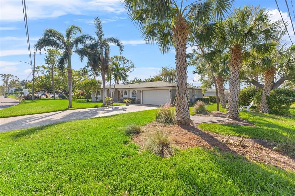 For Sale: $800,000 (4 beds, 2 baths, 2122 Square Feet)