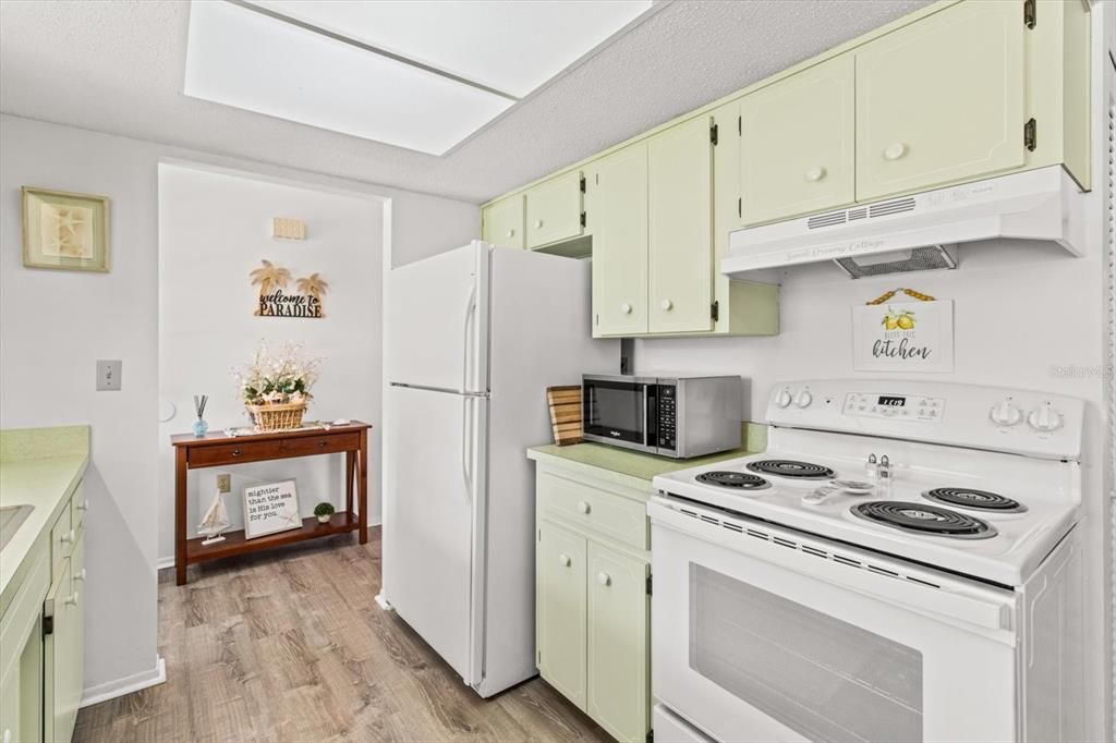 For Sale: $265,000 (2 beds, 1 baths, 998 Square Feet)