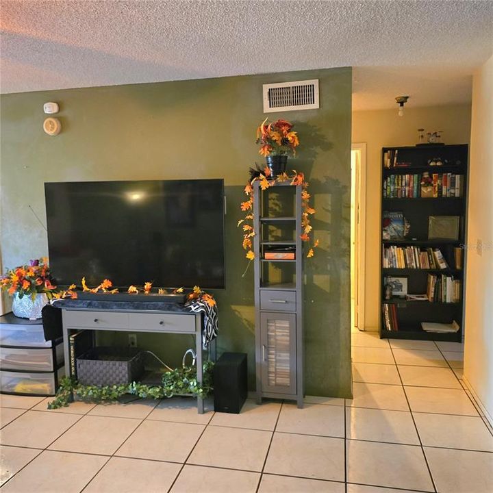 For Sale: $170,000 (1 beds, 1 baths, 742 Square Feet)