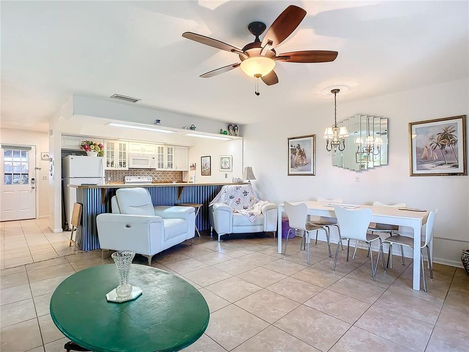 For Sale: $269,000 (2 beds, 2 baths, 1216 Square Feet)