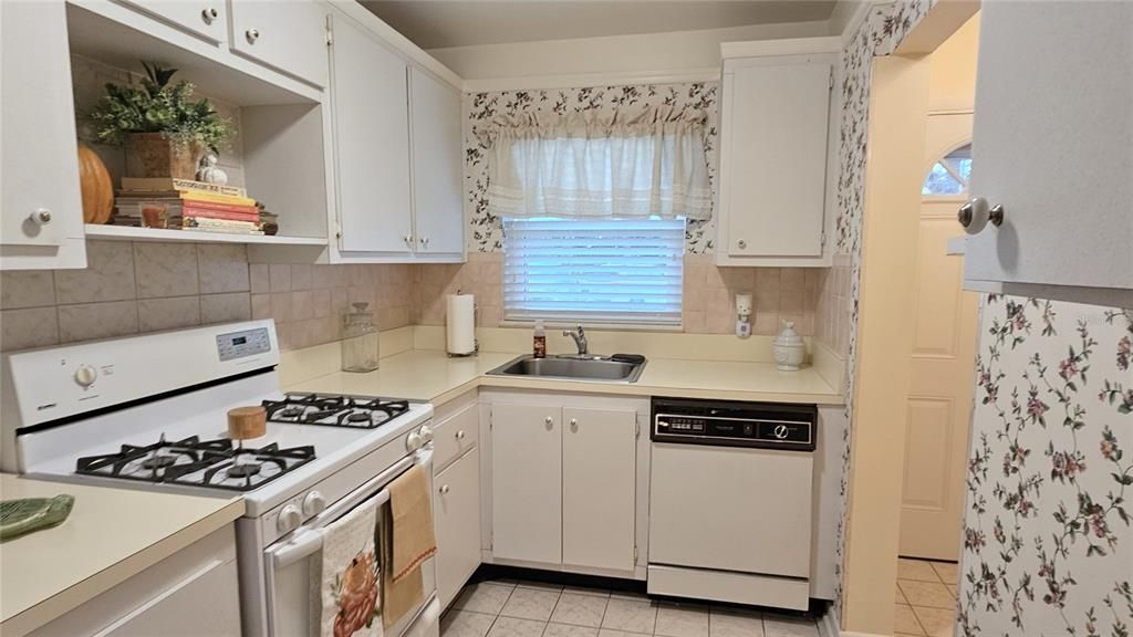 For Sale: $125,000 (2 beds, 2 baths, 1378 Square Feet)