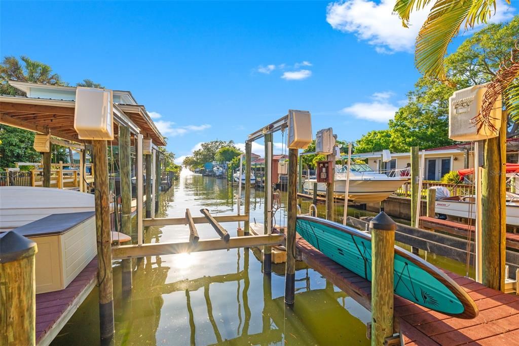 Floating boat dock