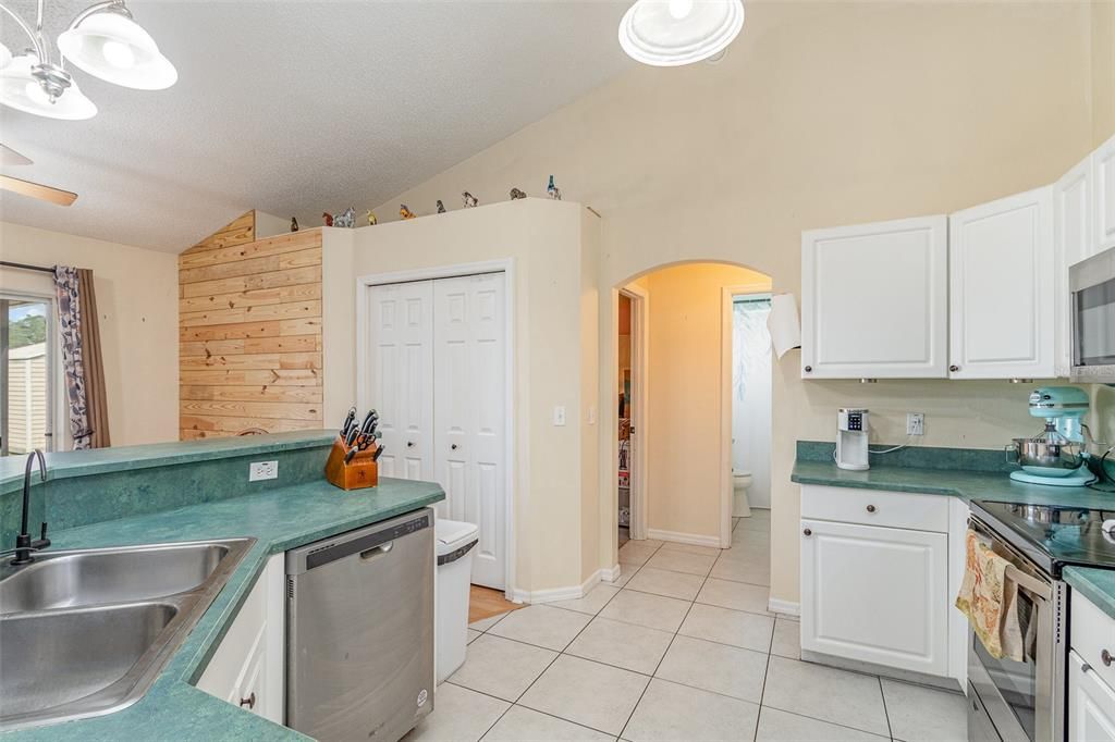 For Sale: $335,000 (4 beds, 2 baths, 1720 Square Feet)