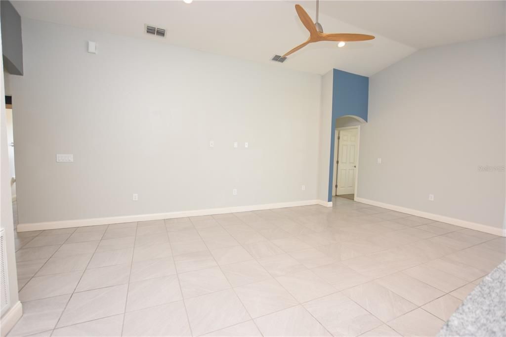 For Rent: $2,150 (4 beds, 2 baths, 1707 Square Feet)