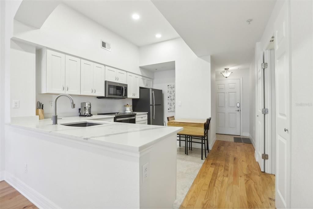 For Sale: $399,999 (1 beds, 1 baths, 743 Square Feet)