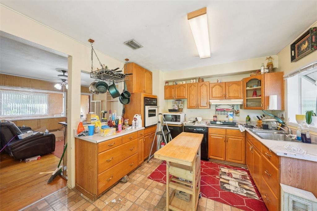 Active With Contract: $269,900 (3 beds, 1 baths, 1140 Square Feet)