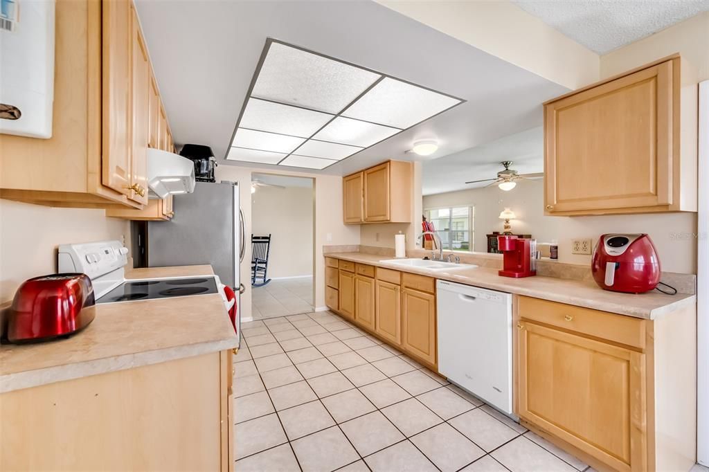 For Sale: $300,000 (2 beds, 1 baths, 1570 Square Feet)