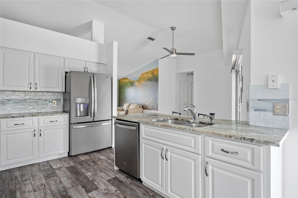 For Sale: $319,900 (2 beds, 2 baths, 1352 Square Feet)