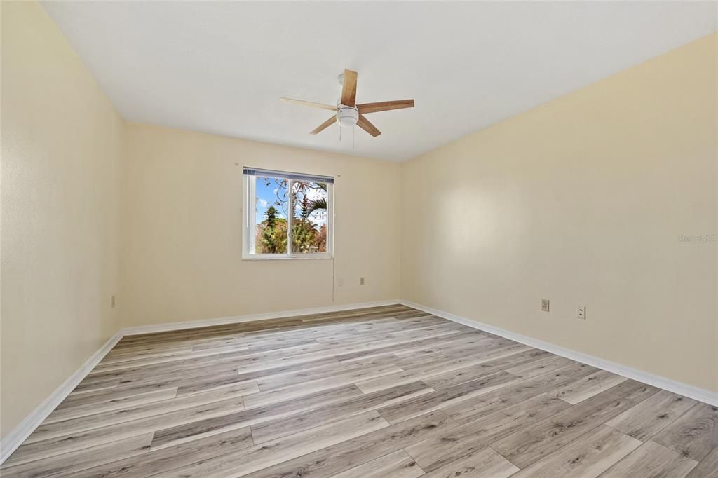 For Sale: $319,900 (2 beds, 2 baths, 1352 Square Feet)