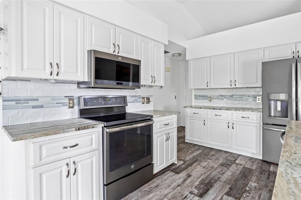 For Sale: $319,900 (2 beds, 2 baths, 1352 Square Feet)