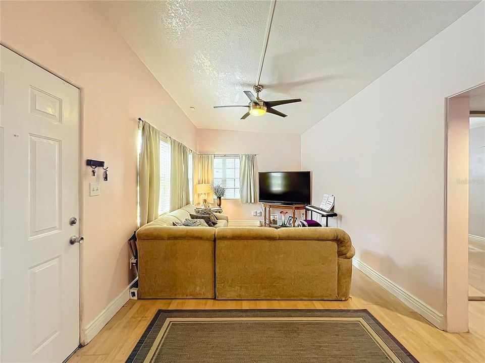 For Sale: $385,000 (2 beds, 1 baths, 1040 Square Feet)