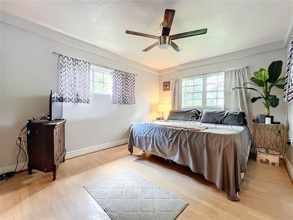 For Sale: $385,000 (2 beds, 1 baths, 1040 Square Feet)