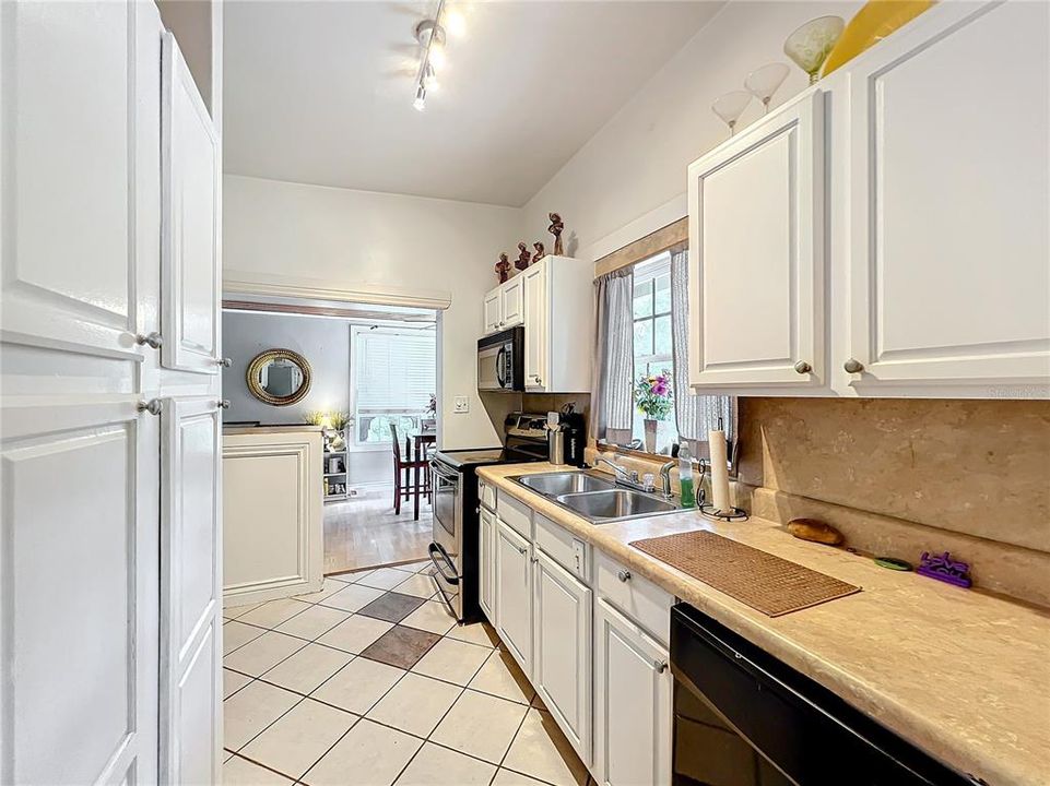 For Sale: $385,000 (2 beds, 1 baths, 1040 Square Feet)