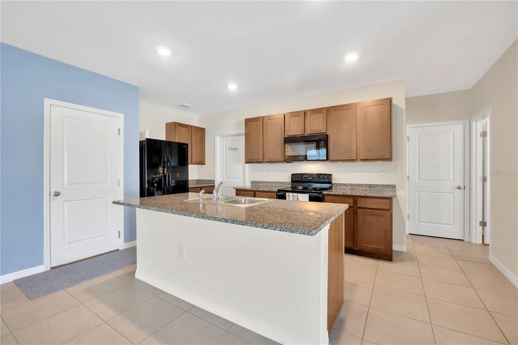 Kitchen with Walk-in pantry