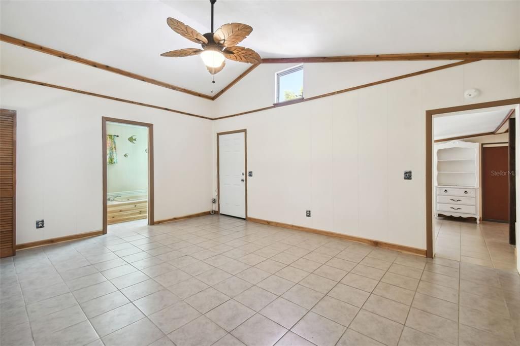 For Sale: $199,900 (2 beds, 2 baths, 958 Square Feet)