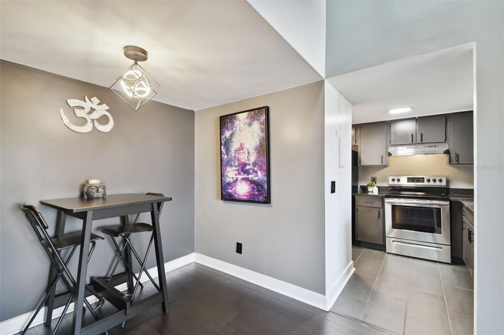 For Sale: $270,000 (2 beds, 2 baths, 912 Square Feet)