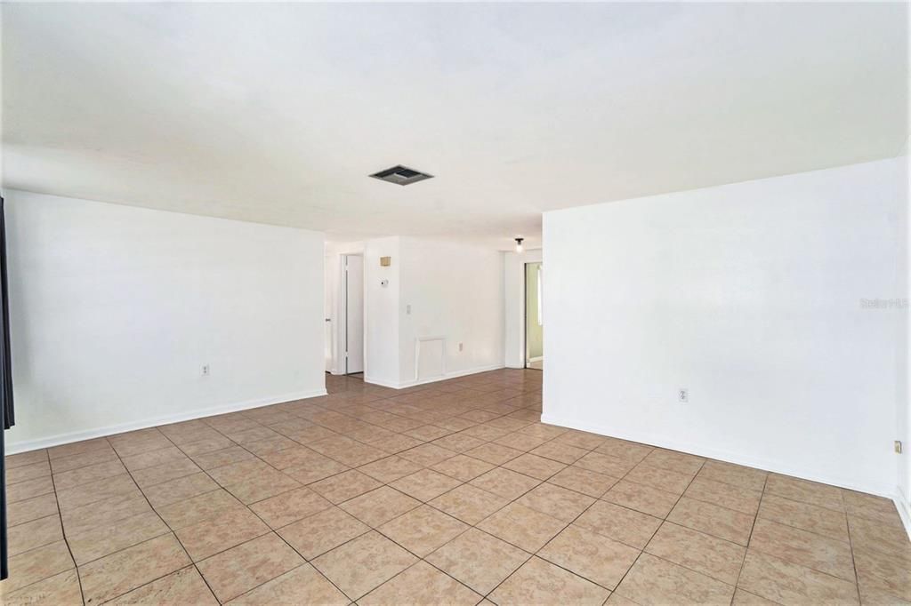 For Sale: $230,000 (2 beds, 1 baths, 1128 Square Feet)