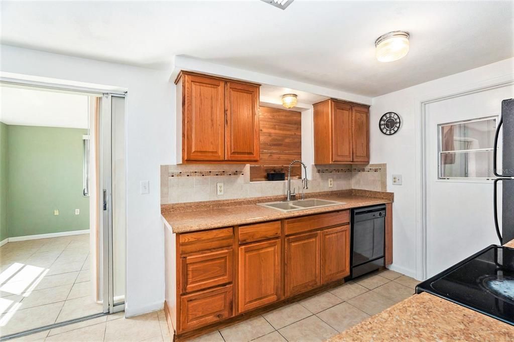 For Sale: $230,000 (2 beds, 1 baths, 1128 Square Feet)