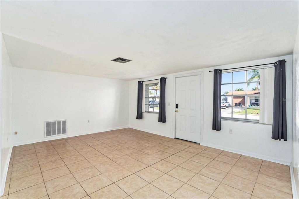 For Sale: $230,000 (2 beds, 1 baths, 1128 Square Feet)