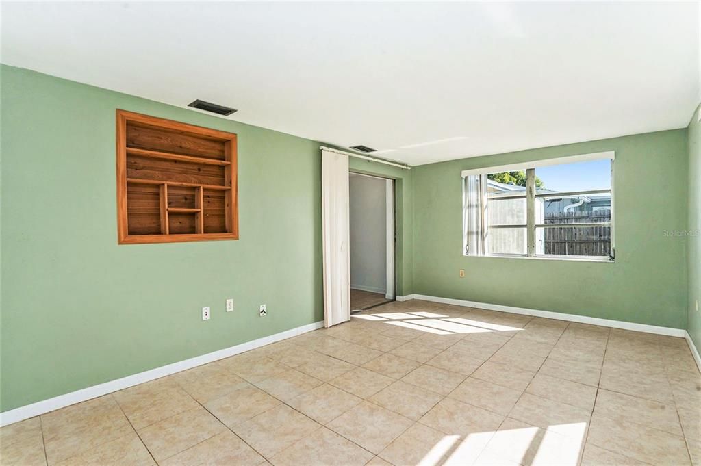 For Sale: $230,000 (2 beds, 1 baths, 1128 Square Feet)