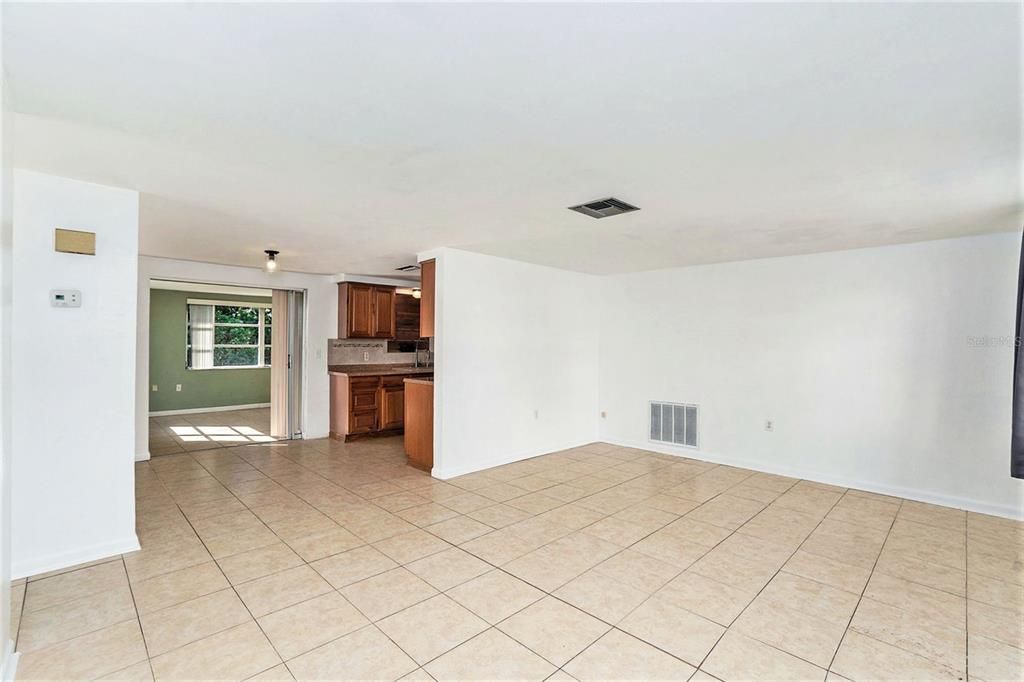 For Sale: $230,000 (2 beds, 1 baths, 1128 Square Feet)